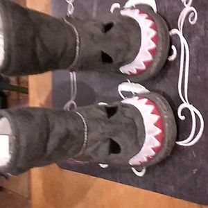 Muk Luk, size 9 shark 🦈 boots, grey